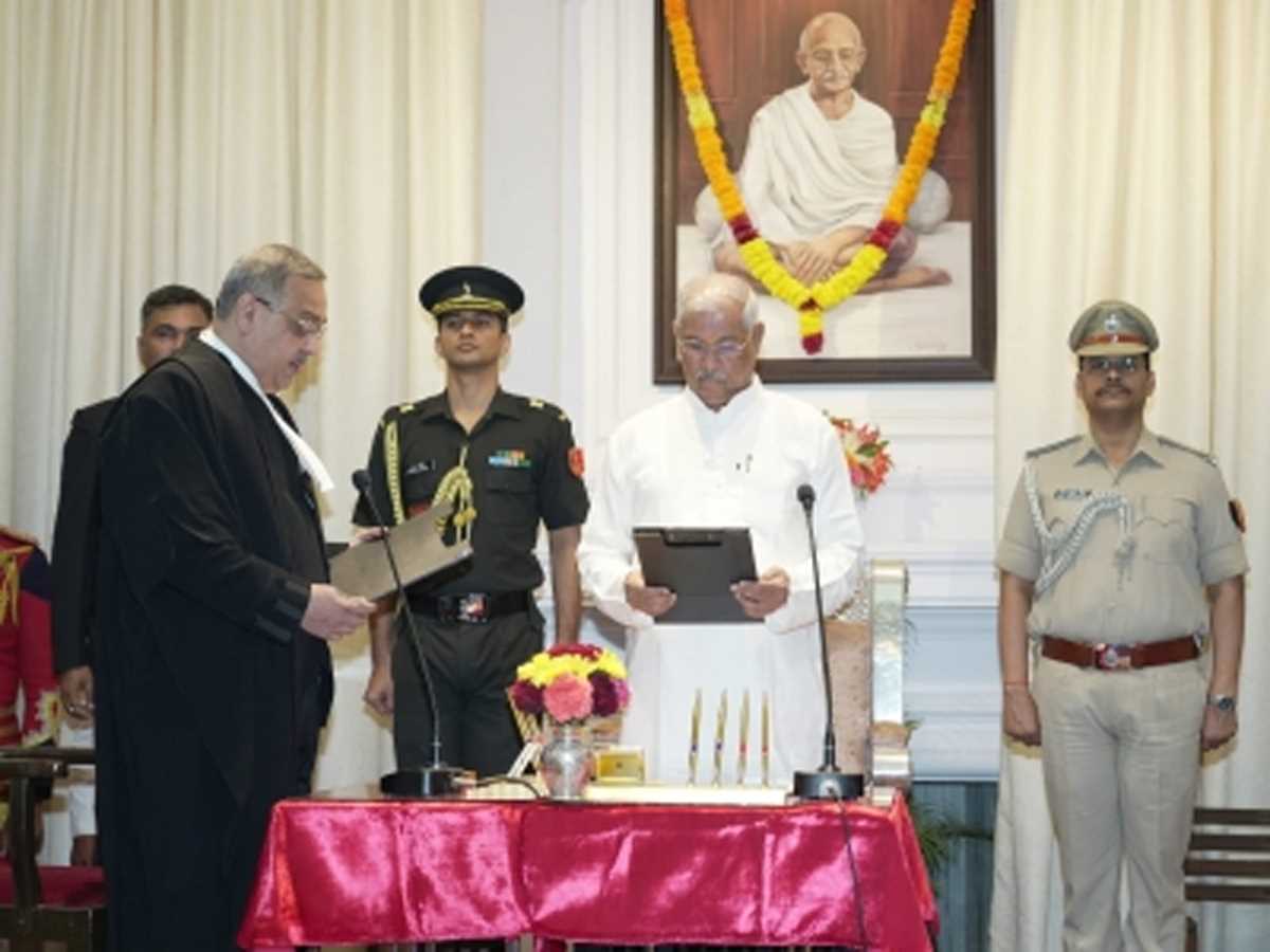 राज्यपाल राजेंद्र विश्वनाथ ने बिहार के नए मुख्य न्यायाधीश के. विनोद चंद्रन को दिलाई शपथ राज्यपाल राजेंद्र विश्वनाथ ने बिहार के नए मुख्य न्यायाधीश के. विनोद चंद्रन को दिलाई शपथ